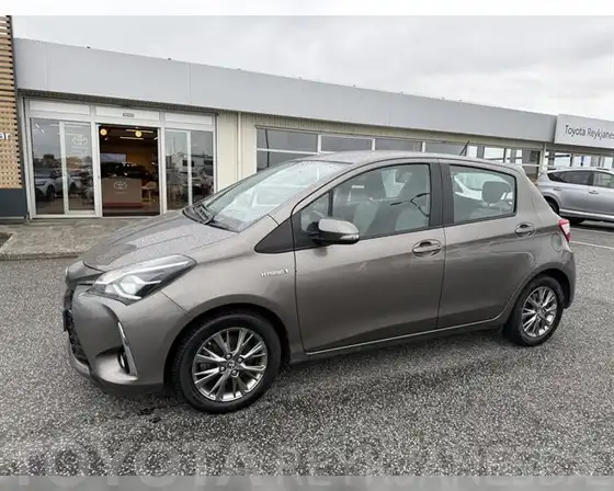 TOYOTA YARIS HYBRID ACTIVE