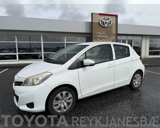 TOYOTA YARIS SOL 3