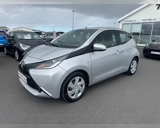 TOYOTA AYGO X-PLAY 5 GÍRA