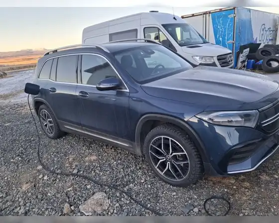 MERCEDES-BENZ EQB 300 4MATIC