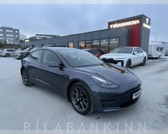TESLA MODEL 3 SR